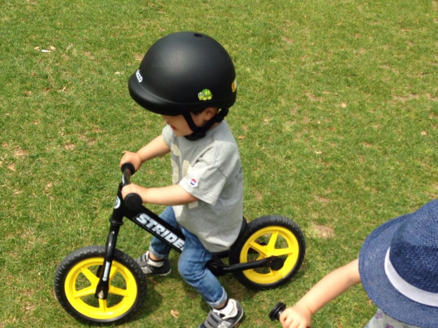 ストライダーに乗る幼児