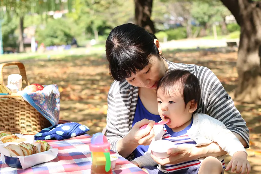 公園で食事する赤ちゃん